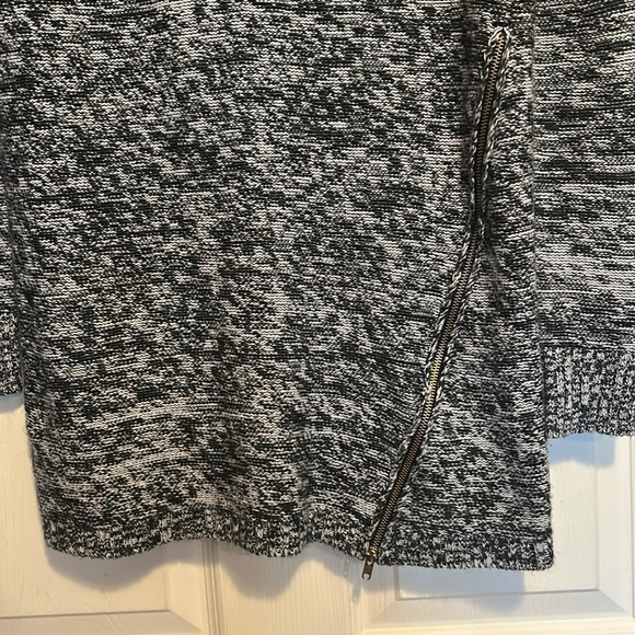 iZ Byer Black and Grey Cowl Neck Tunic Length Sweater Size Large - Picture 3 of 8